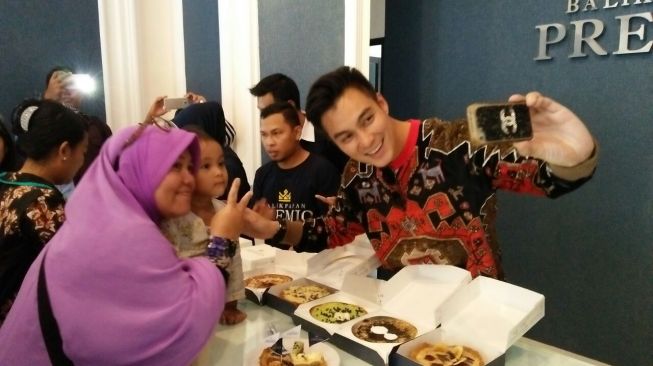 Baim Wong bersama salah seroang pelanggannya. (istimewa)