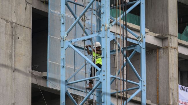 Pekerja proyek pembangunan gedung bertingkat di Jakarta, Kamis (1/2).