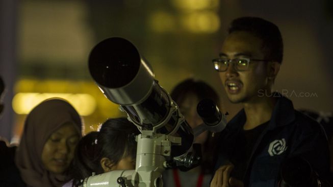 Detik-detik terjadinya fenomena Super Blue Blood Moon yang terlihat di langit Jakarta, Rabu (31/1) malam. 