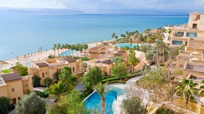 Pemandangan indah dari sebuah resort yang terletak di tepi pantai Laut Mati Jordan. (Shutterstock)