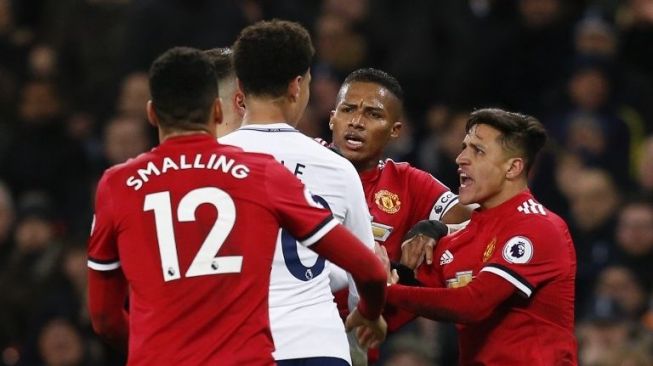 Pemain MU Alexis Sanchez (kanan) berseteru dengan pemain Tottenham Hotspur Dele Alli [AFP]