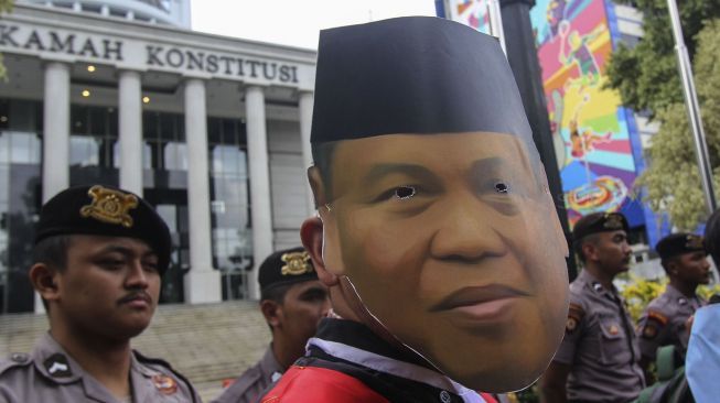 Aksi teatrikal terkait pelanggaran kode etik Ketua Mahkamah Konstitusi (MK) Arief Hidayat di depan Gedung MK, Jakarta, Kamis (1/2).