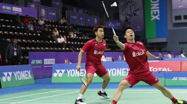 Pasangan ganda putra Indonesia, Kevin Sanjaya Sukamuljo/Marcus Fernaldi Gideon, membungkam perlawanan Tinn Isriyanet/Kittisak Namdash (Thailand) di babak kedua India Open 2018, Kamis (1/2). [Humas PBSI]