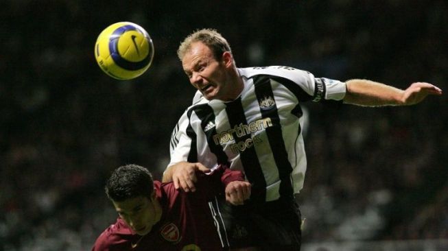 Alan Shearer menangkan duel di udara [AFP]