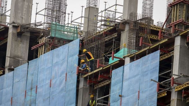 Pekerja proyek pembangunan gedung bertingkat di Jakarta, Kamis (1/2).