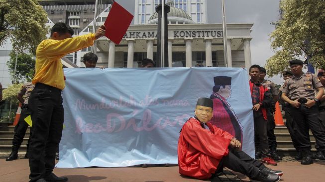 Aksi teatrikal terkait pelanggaran kode etik Ketua Mahkamah Konstitusi (MK) Arief Hidayat di depan Gedung MK, Jakarta, Kamis (1/2).