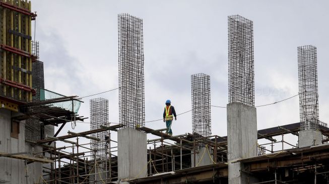 Pekerja proyek pembangunan gedung bertingkat di Jakarta, Kamis (1/2).