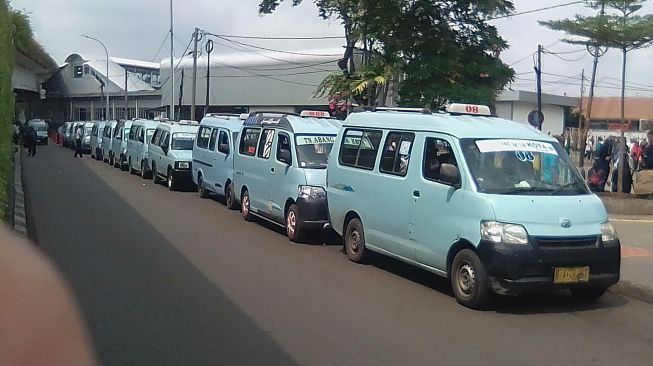 Hari Ini Sopir Angkot Kembali ke Balai Kota Tuntut Buka Jalan