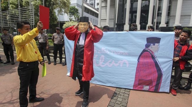 Aksi teatrikal terkait pelanggaran kode etik Ketua Mahkamah Konstitusi (MK) Arief Hidayat di depan Gedung MK, Jakarta, Kamis (1/2).