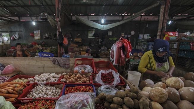 Pedagang beras dan bahan makanan pokok di Pasar Kebayoran Lama, Jakarta, Kamis (1/2). 