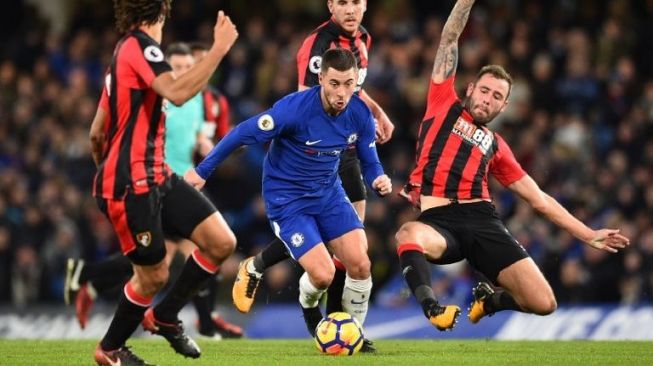 Pemain Chelsea Eden Hazard meloloskan diri dari kawalan tiga pemain Bournemouth [AFP]