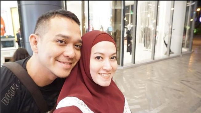 Fadlan Muhammad dan istri, Lyra Virna. (Instagram)