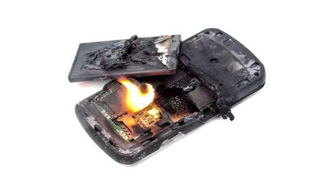 Ilustrasi ponsel terbakar. [Shutterstock]
