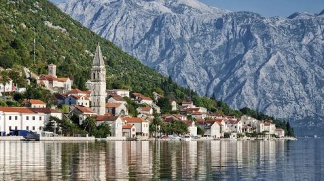 Sebuah desa di Balkan dengan pemandangan alam yang begitu indah. (Shutterstock)