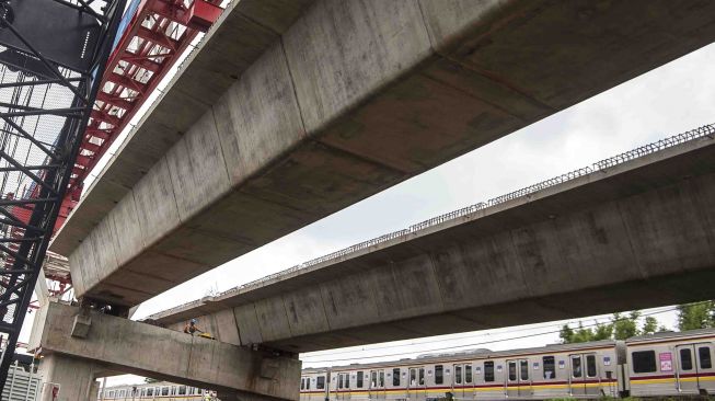 Proyek pembangunan konstruksi jalur rel dwi ganda "double-double track" di Jakarta Timur, Jumat (2/2).