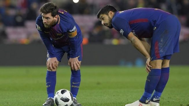 Luis Suarez (kanan) dan Lionel Messi jelang kick off [AFP]