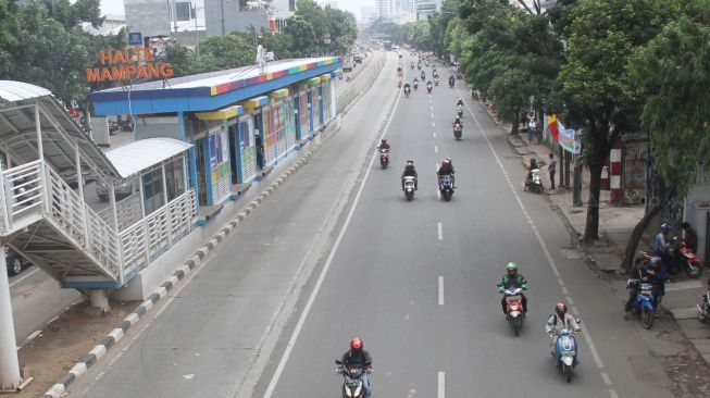 Sejumlah kendaraan melintas di Jalan Buncit Raya, Jakarta, Jumat (2/2). 