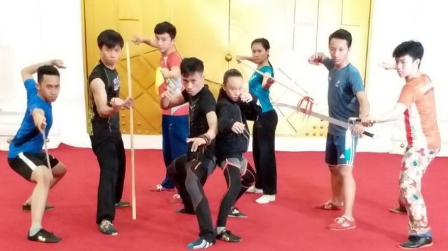 Mantan pewushu nasional yang juga juara dunia wushu 2007, Gogi Nebulana (keempat dari kiri), bersama murid-muridnya dari Perguruan Harmoni Wushu di Bogor, Jawa Barat, Jumat (2/2/2018). [Suara.com/Pebriansyah Ariefana]