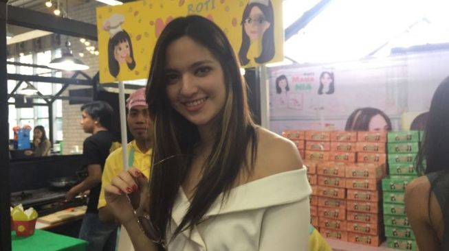 Rotinya Dinilai Negatif YouTubers, Nia Ramadhani Beri Pembelaan