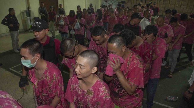 Polisi mendata kembali puluhan warga negara Cina yang terlibat kasus 'cyber crime' saat proses deportasi di Polda Bali, Denpasar, Jumat (2/2).