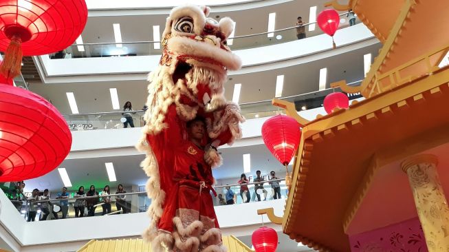 Atraksi barongsai di Mal Ciputra. (Firsta Nodia/Suara.com)