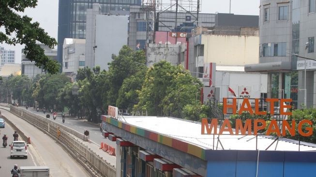 Sejumlah kendaraan melintas di Jalan Buncit Raya, Jakarta, Jumat (2/2). 