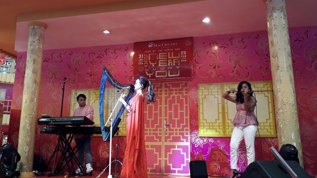 Musik spesial Imlek di Mal Ciputra. (Firsta Nodia/Suara.com)