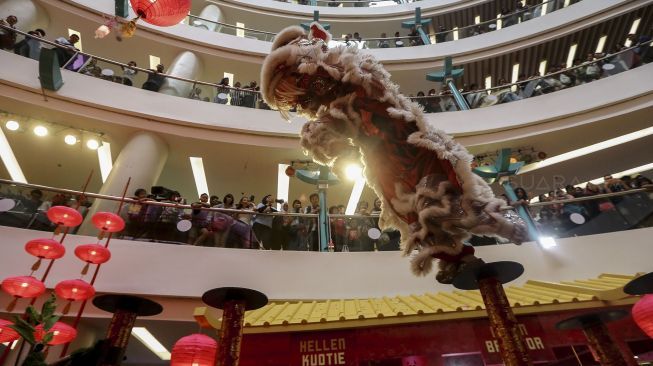 Suguhan atraksi pertunjukan Dog Show, Barongsai Patok Besi, dan Wayang Potehi menghibur pengunjung di mal Ciputra, Jakarta, Jumat (2/2). 