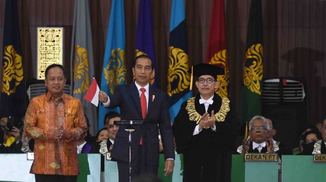 Presiden Joko Widodo didampingi Menristekdikti M. Nasir dan Rektor UI Muhammad Anis menghadiri sidang terbuka Dies Natalis UI ke-68 di Balairung Universitas Indonesia, Depok, Jawa Barat, Jumat (2/2).