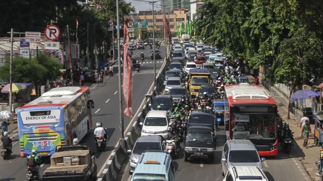 Bus Transjakarta Explorer melintas di Jalan KH Mas Mansyur kawasan Tanah Abang, Jakarta, Jumat (2/2). 