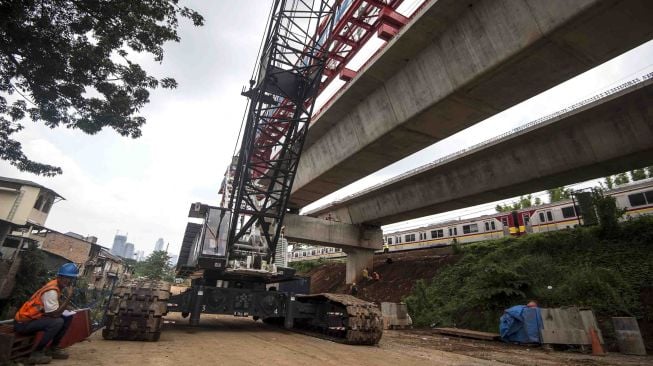 Proyek pembangunan konstruksi jalur rel dwi ganda "double-double track" di Jakarta Timur, Jumat (2/2).