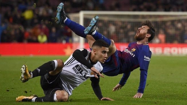 Pemain Barcelona Lionel Messi dijatuhkan pemain Valencia [AFP]