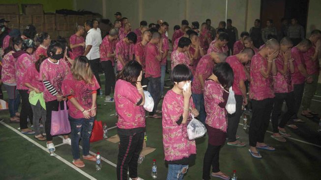 Polisi mendata kembali puluhan warga negara Cina yang terlibat kasus 'cyber crime' saat proses deportasi di Polda Bali, Denpasar, Jumat (2/2).