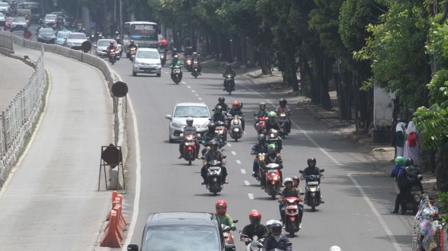 Sejumlah kendaraan melintas di Jalan Buncit Raya, Jakarta, Jumat (2/2). 