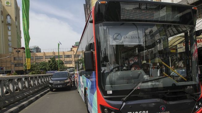 Bus Transjakarta Explorer melintas di Jalan KH Mas Mansyur kawasan Tanah Abang, Jakarta, Jumat (2/2). 