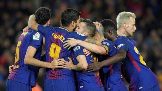 Pemain Barcelona rayakan gol Luis Suarez [AFP]