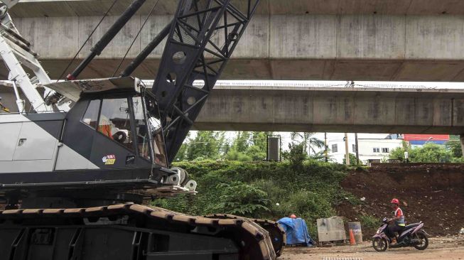 Proyek pembangunan konstruksi jalur rel dwi ganda "double-double track" di Jakarta Timur, Jumat (2/2).