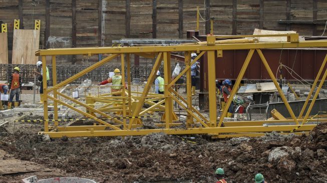 Proyek pembangunan pasar modern di kawasan Bendungan Hilir, Jakarta, Kamis (2/2).
