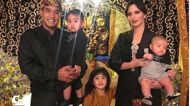 Nia Ramadhani bersama Ardi Bakrie dan tiga anaknya. (Instagram)