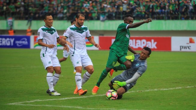 Suasana seru laga perempat final Piala Presiden 2018 antara Persebaya Surabaya melawan PSMS Medan (putih) di Stadion Manahan, Solo, Sabtu (3/2/2018). [Antara/Maulana Surya]