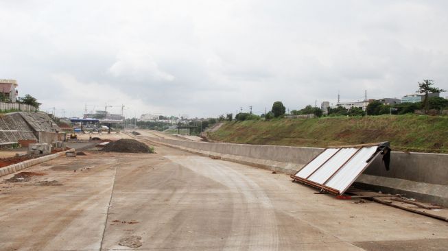 Proyek pembangunan Jalan Tol Cinere-Jagorawi (Cijago) seksi II, di kawasan Jalan Juanda, Depok, Jawa Barat, Sabtu (3/2). 