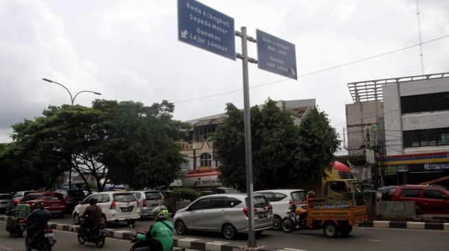 Sejumlah kendaraan melintas di Jalan Margonda Raya, Depok, Jawa Barat, Sabtu (3/2).