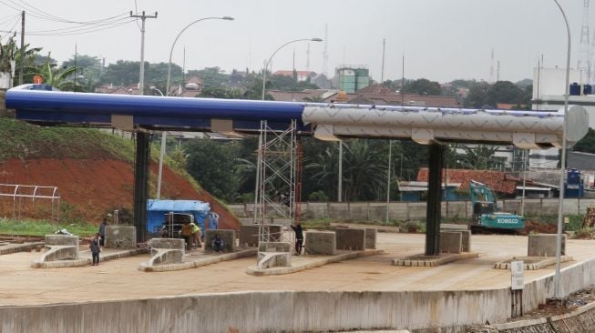 Proyek pembangunan Jalan Tol Cinere-Jagorawi (Cijago) seksi II, di kawasan Jalan Juanda, Depok, Jawa Barat, Sabtu (3/2). 