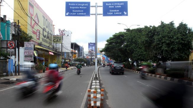 Pemerintah Kota Depok menerapkan penggunaan jalur lambat.