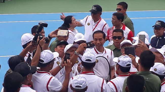 Cek Fasilitas Asian Games, Jokowi Tampil Santai Pakai Sepatu Kets