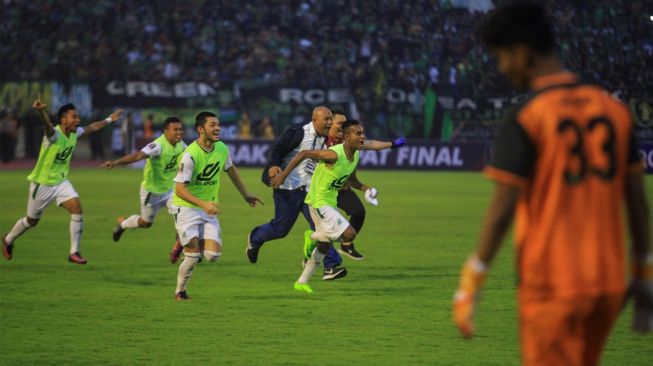 Tim PSMS Medan yang diasuh Djadjang Nurjaman (Djanur) melakukan selebrasi saat menang atas Persebaya Surabaya di laga 8 Besar Piala Presiden 2018 di Stadion Manahan, Solo, Sabtu (3/2/2018). [Antara/Maulana Surya]