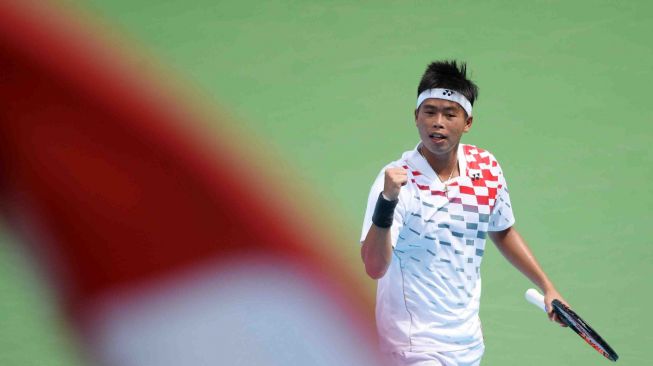 Petenis Indonesia David Agung Susanto melawan petenis Filipina Jeson Patrombon dalam partai kedua Piala Davis Grup II Zona Asia/Oseania di Stadion Tenis GBK, Jakarta, Sabtu (3/2).