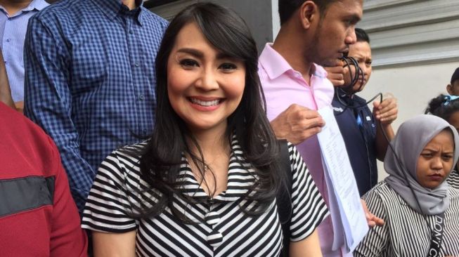 Tessa Kaunang usai melaporkan Sandy Tumiwa di Polda Metro Jaya. (Sumarni/Suara.com)