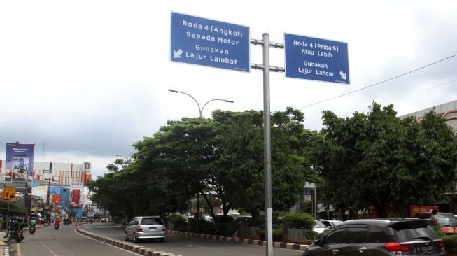 Sejumlah kendaraan melintas di Jalan Margonda Raya, Depok, Jawa Barat, Sabtu (3/2).