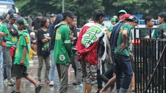 Waduh! Bonek Tak Kebagian Tiket Nekat Jebol Pintu Stadion Manahan